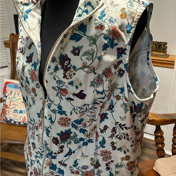 Drapers And Damons, Full Zip Vest, White Floral with Gold Zipper Size XL - Picture 8 of 10